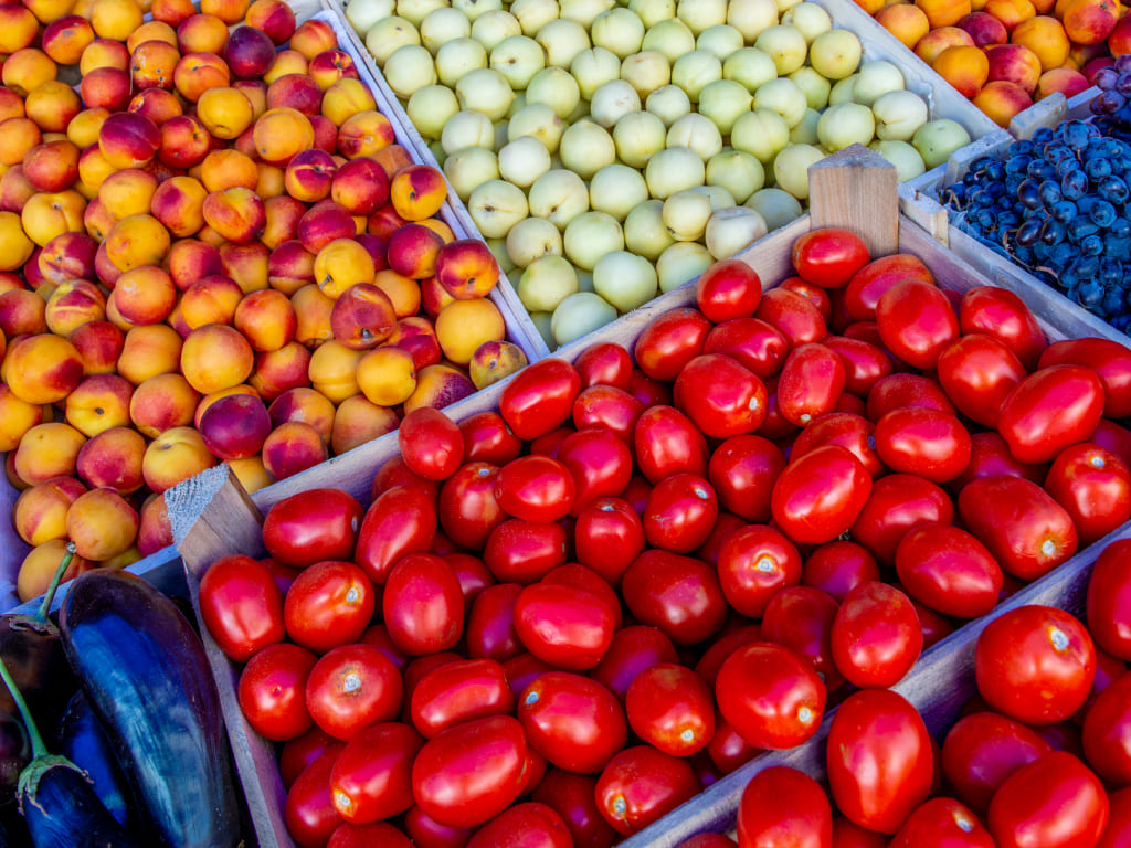 Свежие овощи на продовольственных рядах ЦГЯ